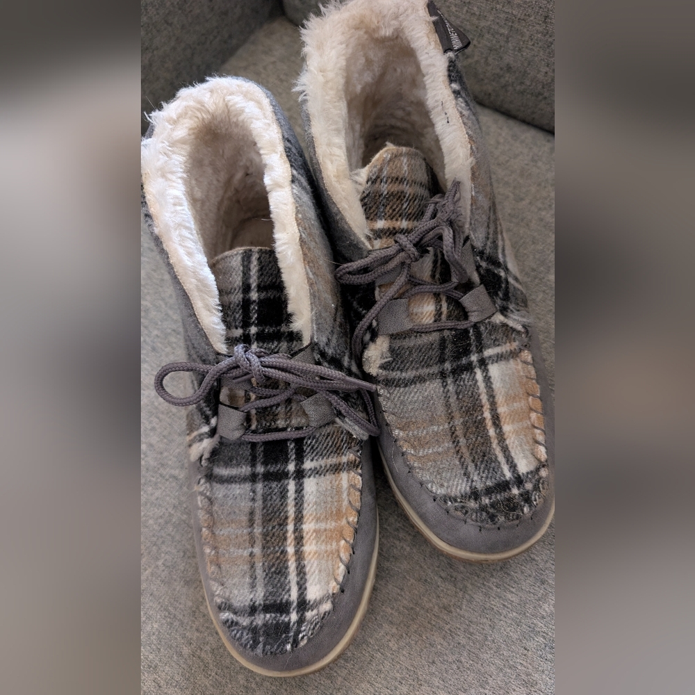 Minnetonka boots indoor/outdoor size 10